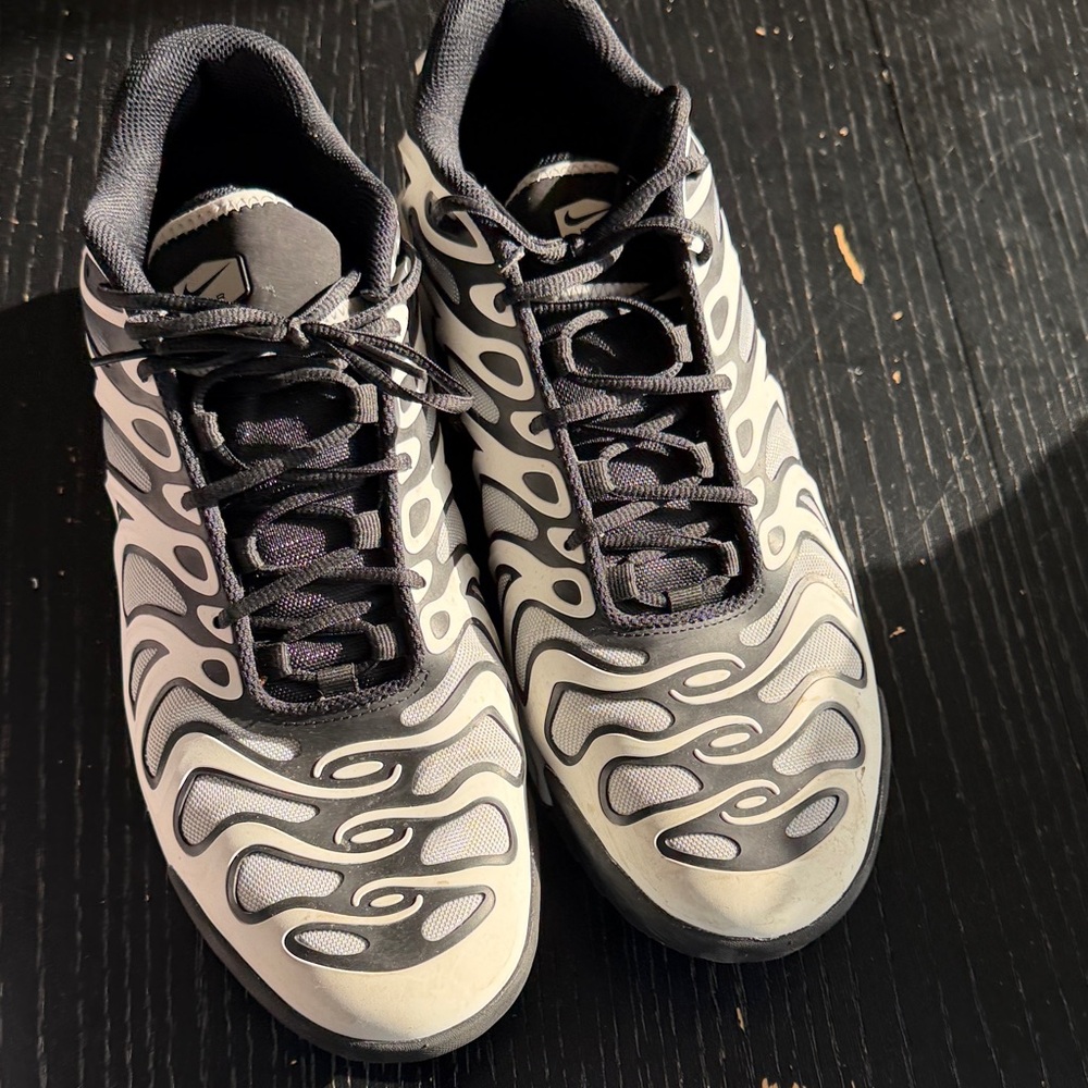 Nike Men’s Black and White Wave-Pattern Sneakers